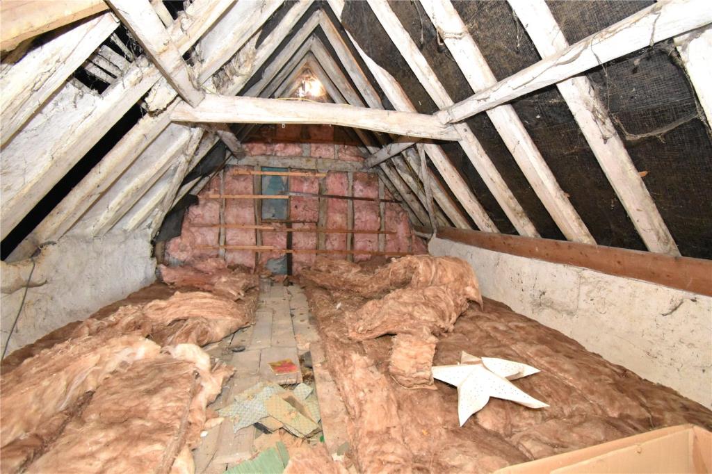 Lot: 7 - SEMI-DETACHED FARM COTTAGE FOR IMPROVEMENT - Loft space which may offer potential